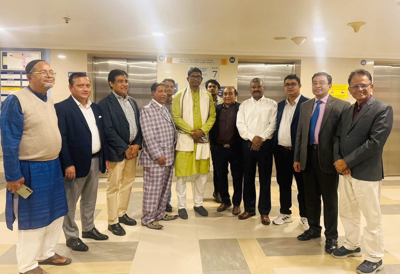 সাবেক প্রধানমন্ত্রী বেগম খালেদা জিয়াকে দেখতে এভারকেয়ার হাসপাতালে জাতীয় পার্টির মহাসচিব ব্যারিস্টার শামীম হায়দার পাটোয়ারীর নেতৃত্বে দলের শীর্ষ নেতৃবৃন্দ