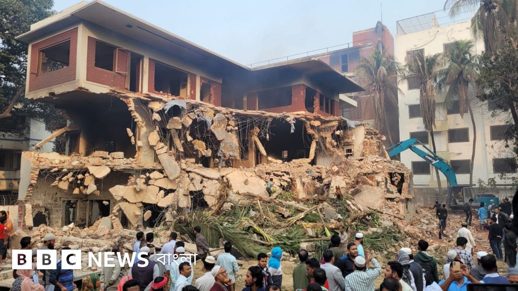 ধানমন্ডি ৩২ ভাঙার বুলডোজার আটকে দিলো সেনাবাহিনী