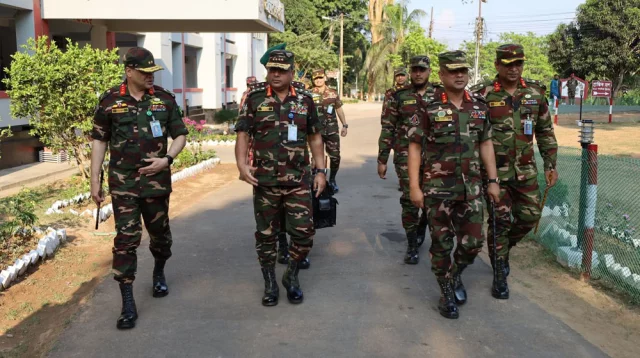 পার্বত্য চট্টগ্রামে সেনা ক্যাম্প পরিদর্শন করলেন সেনাপ্রধান