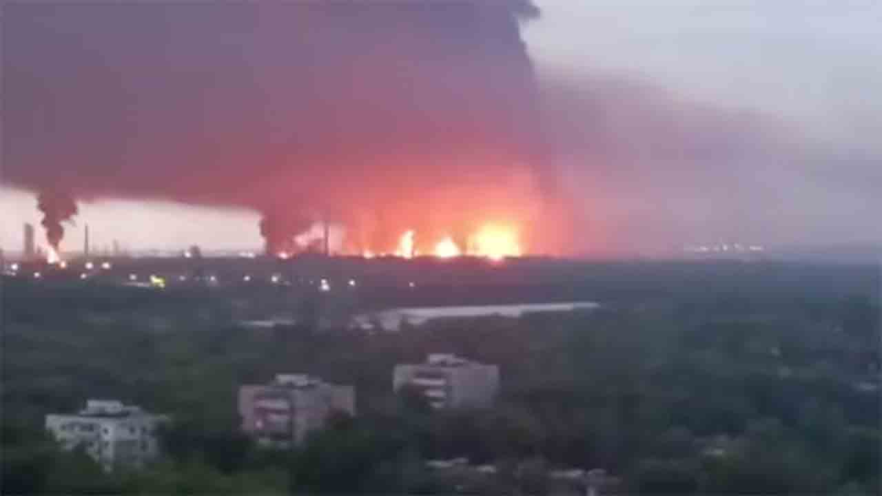 একের পর এক রুশ তেল শোধনাগার জ্বলছে