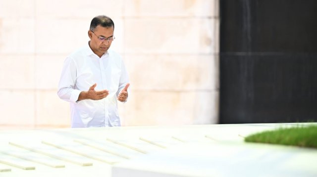 দেশে ফিরে বাবা-মায়ের কবর জিয়ারত প্রধানমন্ত্রীর