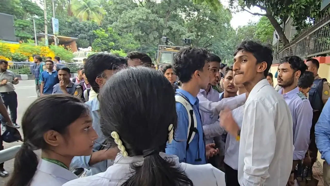মন্ত্রীর পদত্যাগের দাবি বাদ, ছয় দফা দাবি নিয়ে সচিবালয়ে ৬ শিক্ষার্থী