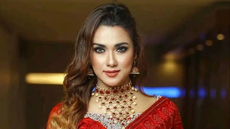 প্রতারণা মামলায় আদালতে হাজির হয়ে জামিন নিলেন নায়িকা ববি