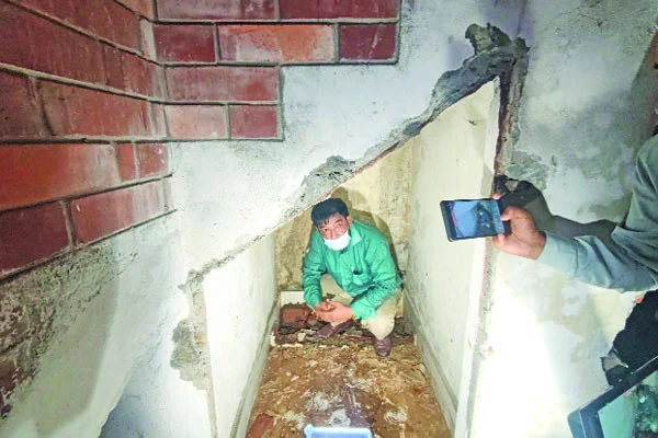 ৩ ফুট বাই ৪ ফুটের যম সেলে ৮ ইঞ্চি টয়লেট