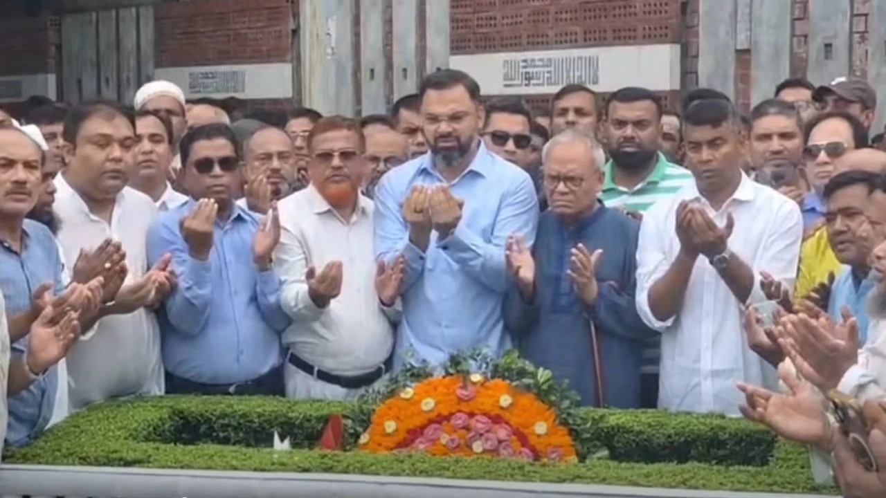 আরাফাত রহমান কোকোর জন্মদিনে বনানী কবরস্থানে শ্রদ্ধা নিবেদন