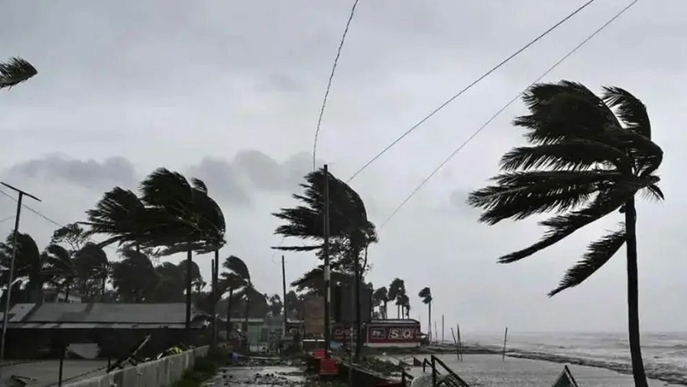 দুপুরের মধ্যে ঢাকাসহ সাত অঞ্চলে ঝড়ো হাওয়ার আশঙ্কা, নদীবন্দরে সতর্কতা
