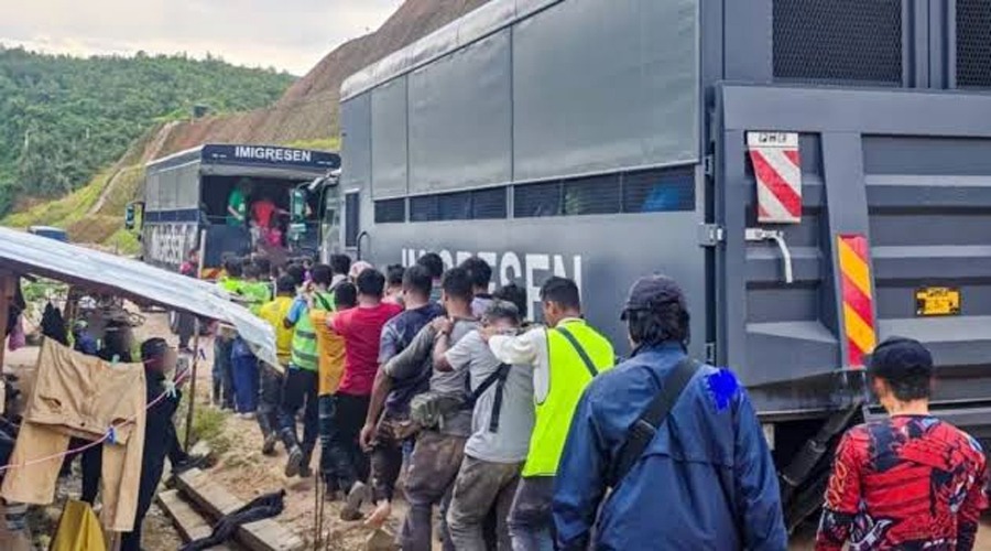 মালয়েশিয়ায় অভিযান ৩৭০ বাংলাদেশি অভিবাসী আটক