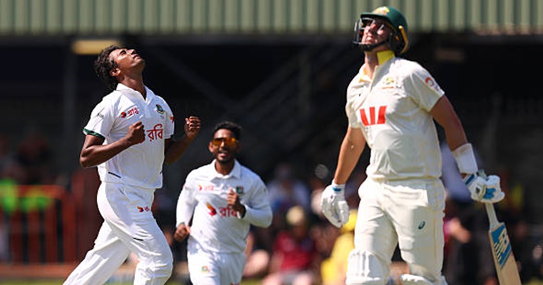 খেলার মাঝেই হাসানের প্রশংসায় অজি ক্রিকেটাররা