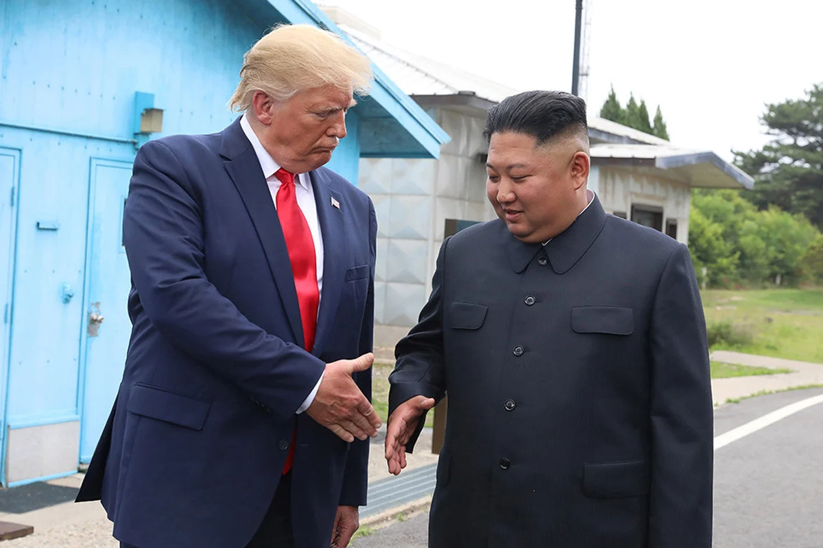 দক্ষিণ কোরিয়ার সঙ্গে সামরিক মহড়া কমানোর পর কিমের সঙ্গে যোগাযোগের ইঙ্গিত ট্রাম্পের