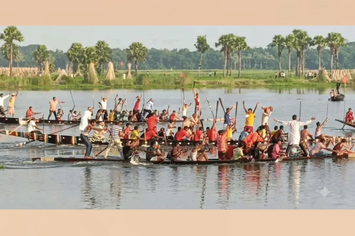 ফরিদপুরে ঐতিহ্যবাহী নৌকাবাইচ অনুষ্ঠিত