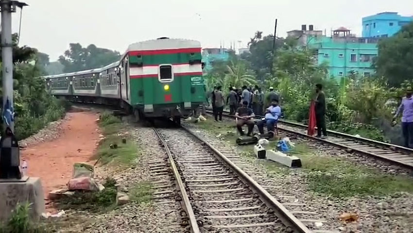 চলন্ত ট্রেনের ছাদে দৌড়াদৌড়ির চরম পরিণতি