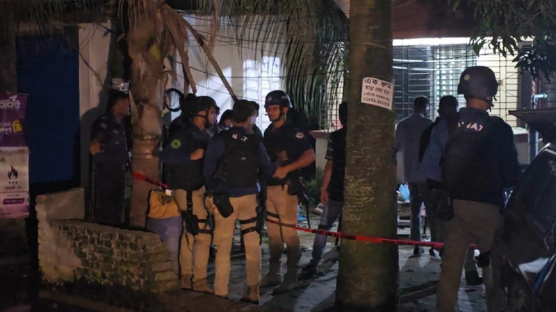 সাভারে জেএমবির আস্তানায় অভিযান, ১১ বোমা ও বিস্ফোরক তৈরির সরঞ্জাম উদ্ধার