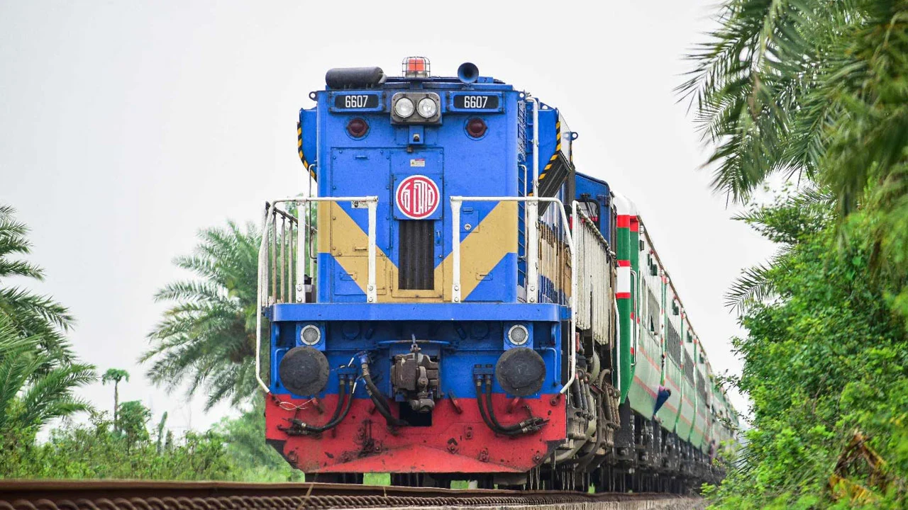 ঢাকায় বাড়তি চাপ কমাতে বাড়বে ঢাকামুখী কমিউটার ট্রেন