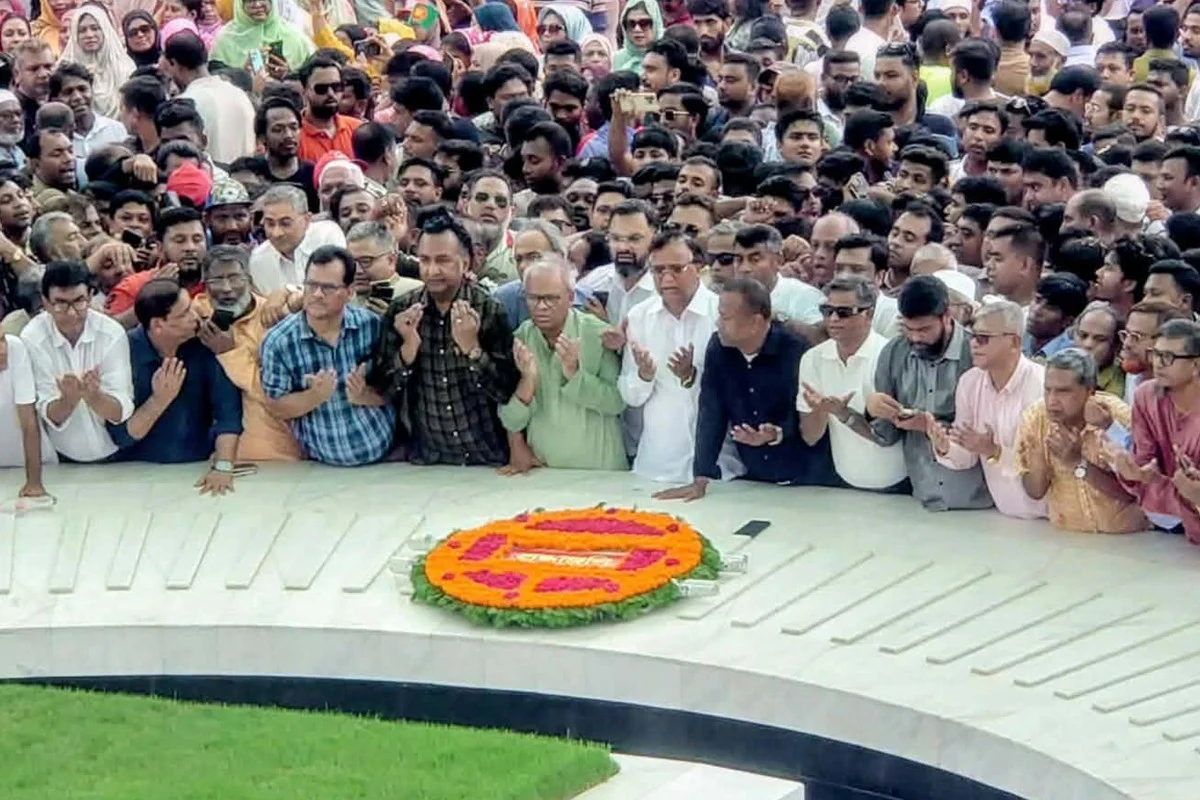 জিয়া উদ্যানে নেতাকর্মীদের ঢল জিয়াউর রহমান ও বেগম খালেদা জিয়ার সমাধিতে বিএনপির ভারপ্রাপ্ত মহাসচিবের শ্রদ্ধা