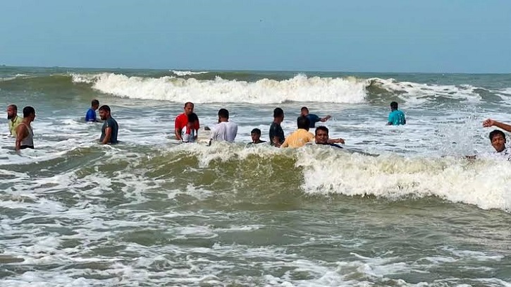 কক্সবাজার সমুদ্রসৈকতে গোসলে নেমে পর্যটক নিখোঁজ