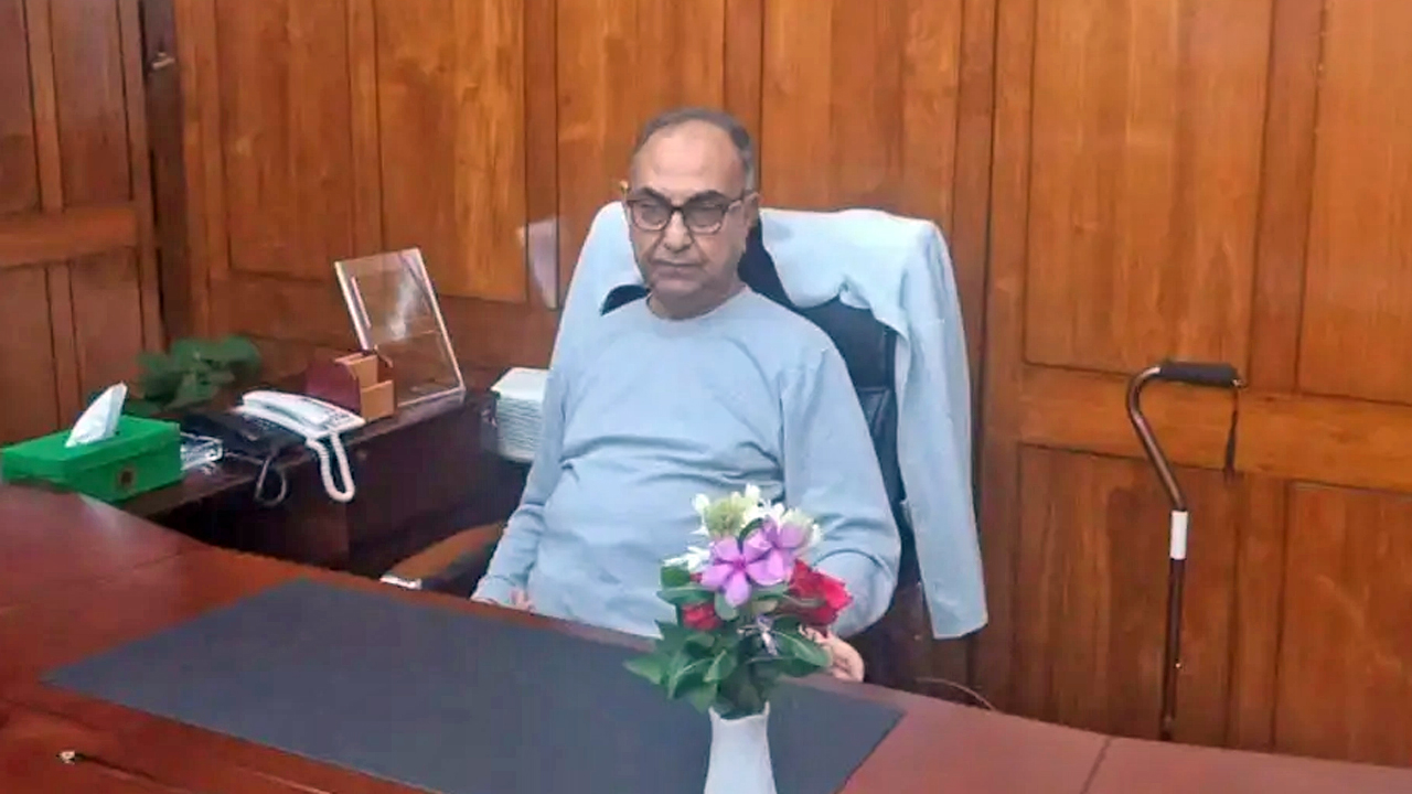 প্রথমবার জাতীয় সংসদের নিজ অফিসে মির্জা আব্বাস