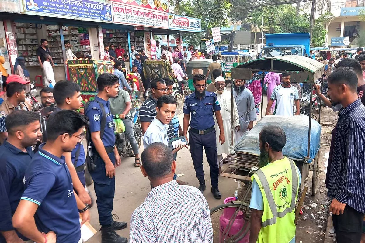 হবিগঞ্জে ফুটপাতের শতাধিক অবৈধ স্থাপনা উচ্ছেদ