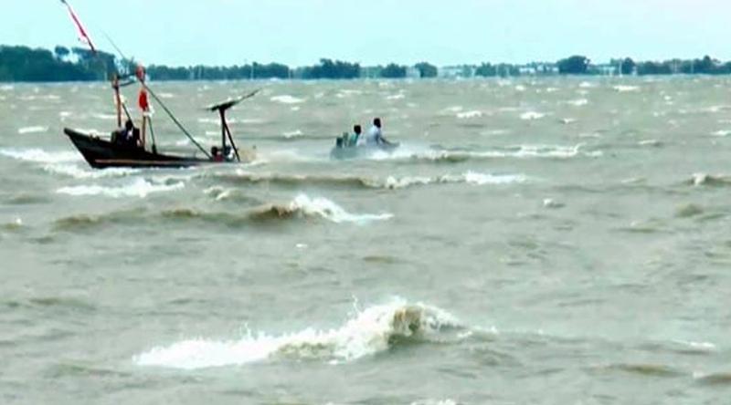 মেঘনায় ট্রলারডুবে নিহত ১, নিখোঁজ একই পরিবারের ৪ জন