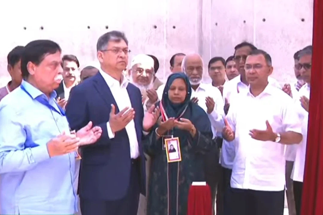 ওসমানী উদ্যানে ‘জুলাই স্মৃতিস্তম্ভ’ উদ্বোধন করলেন প্রধানমন্ত্রী