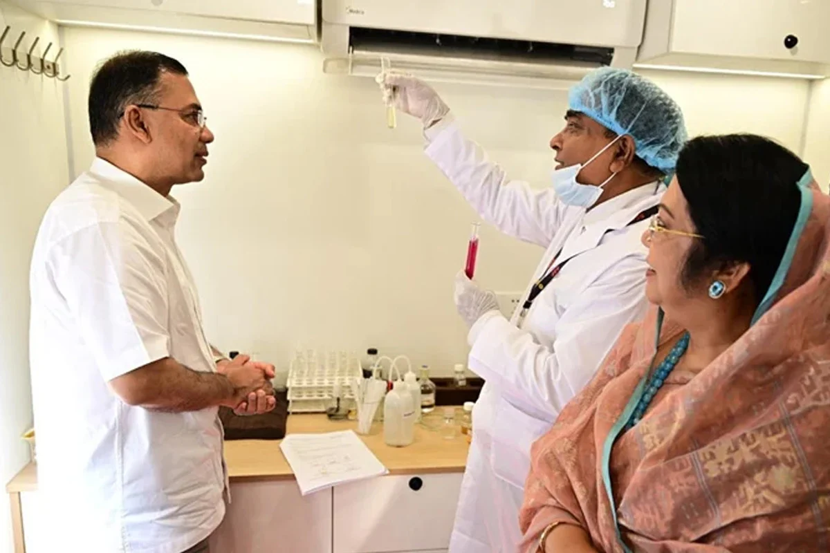 নিরাপদ খাদ্য পরীক্ষার ভ্রাম্যমাণ ল্যাব পরিদর্শন করলেন প্রধানমন্ত্রী