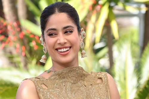 বন্ধুদের সঙ্গে না পেরে ভিন্ন চেষ্টা, ‘গোপন প্রতিভা’ ফাঁস করলেন জাহ্নবী