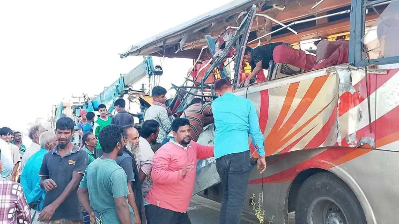 রংপুরে দাঁড়িয়ে থাকা ডাম্প ট্রাকে বাসের ধাক্কা, নিহত ৪