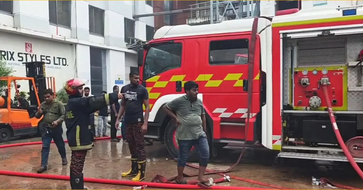 কাশিমপুরে পোশাক কারখানার গুদামে আগুন, নিয়ন্ত্রণে ফায়ার সার্ভিসের ৫ ইউনিট