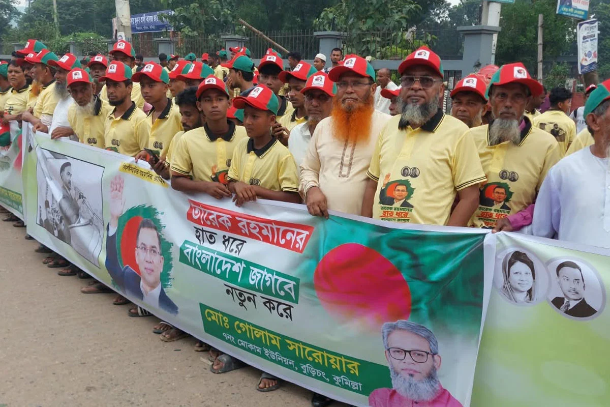প্রধানমন্ত্রীকে স্বাগত জানাতে কুমিল্লায় মহাসড়কের দুপাশে হাজারো মানুষের ঢল