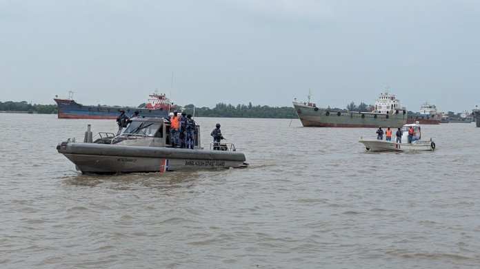 মা ইলিশ রক্ষায় কঠোর অবস্থানে কোস্ট গার্ড