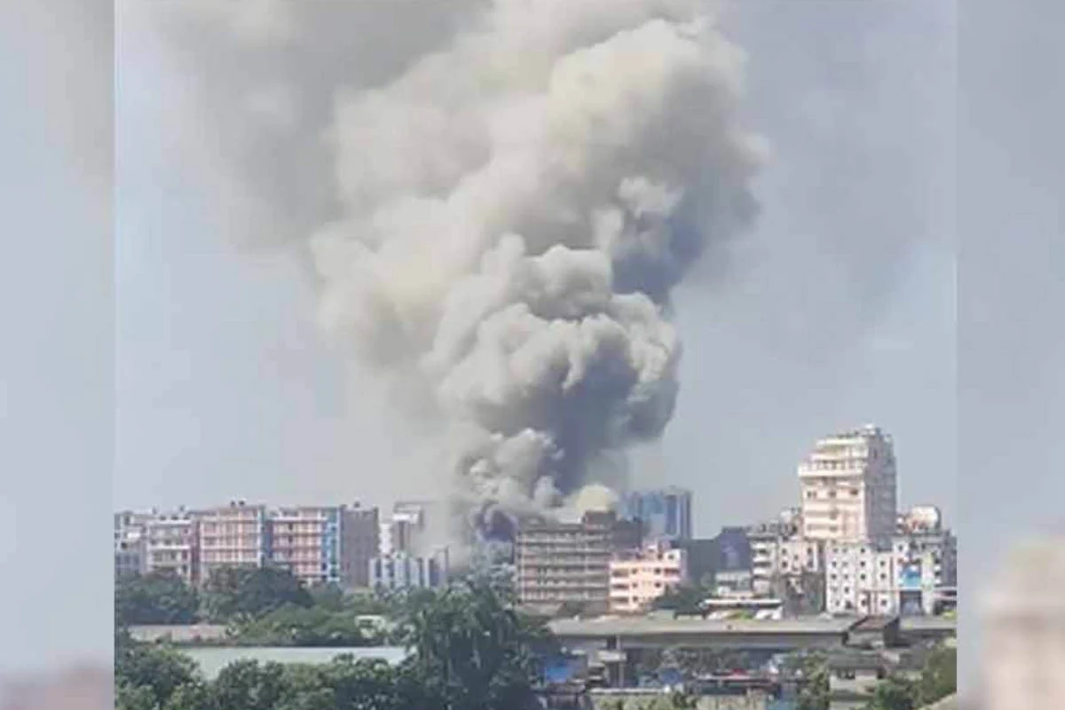 টঙ্গীতে ওষুধ কারখানায় ভয়াবহ আগুন, নিয়ন্ত্রণে কাজ করছে ১৮ ইউনিট